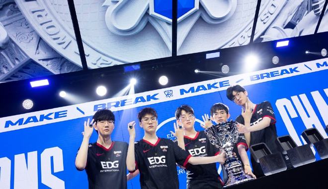 孔蒂：祝贺球员们，必须对他们说谢谢、谢谢、再谢谢（孔蒂：祝贺全队，向球员们连连致谢）